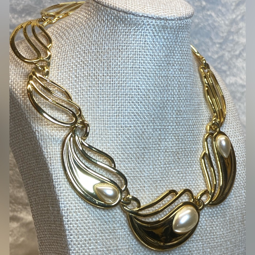 Gold Napier Stylized Pasiley Teardrop Pearl 'Pearl Bouquet' Statement Necklace - Picture 4 of 8